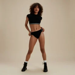 Flu3nte Solid Short Sleeve Logo Elastic Crop Top